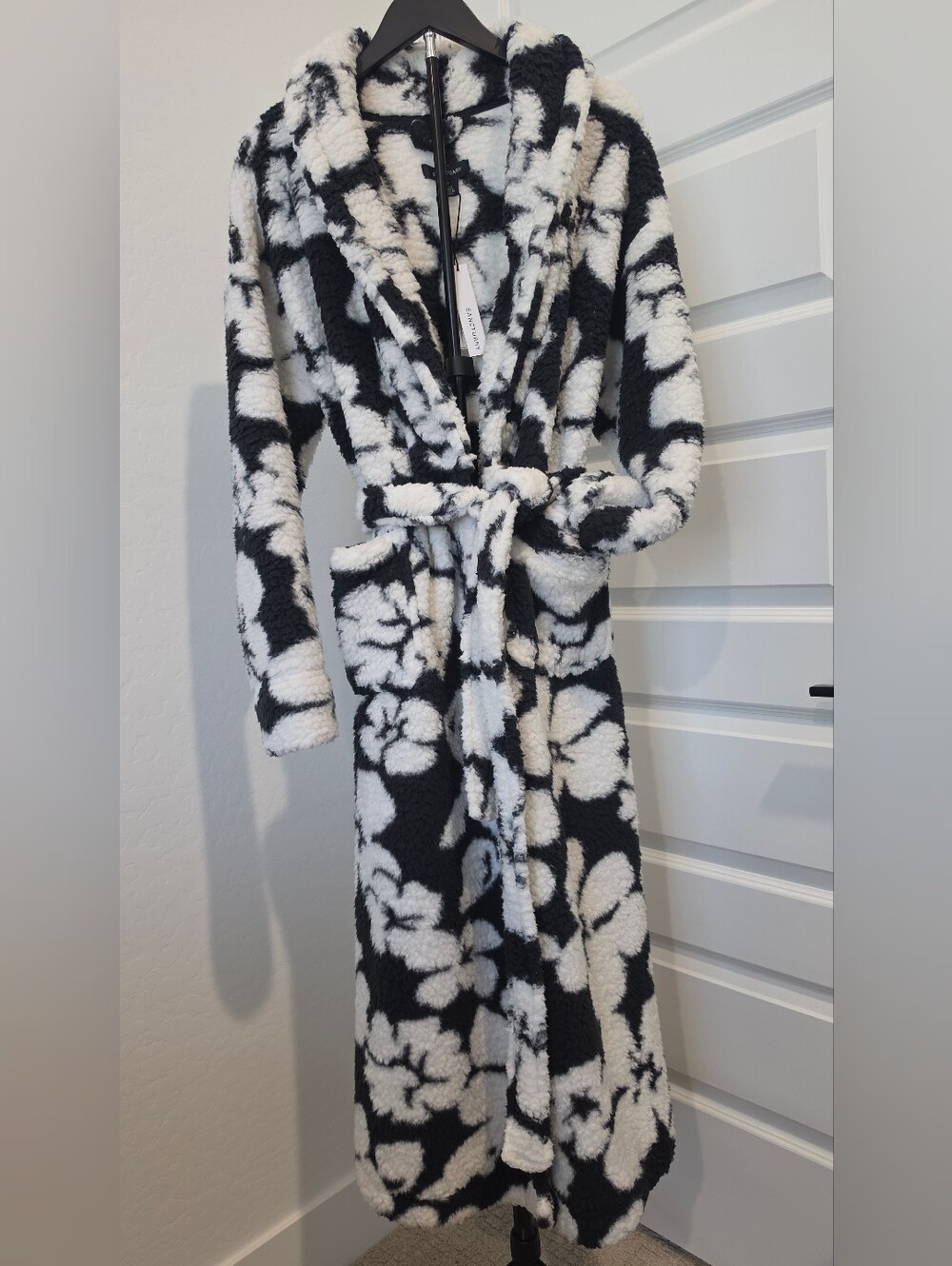 Sanctuary Black & White Floral Plush Tie-Belt Robe
